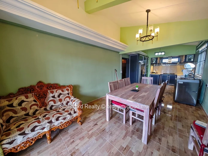 Modern First-Floor Apartment with Open-Plan Kitchen & Private Entrance – Mont Choisy