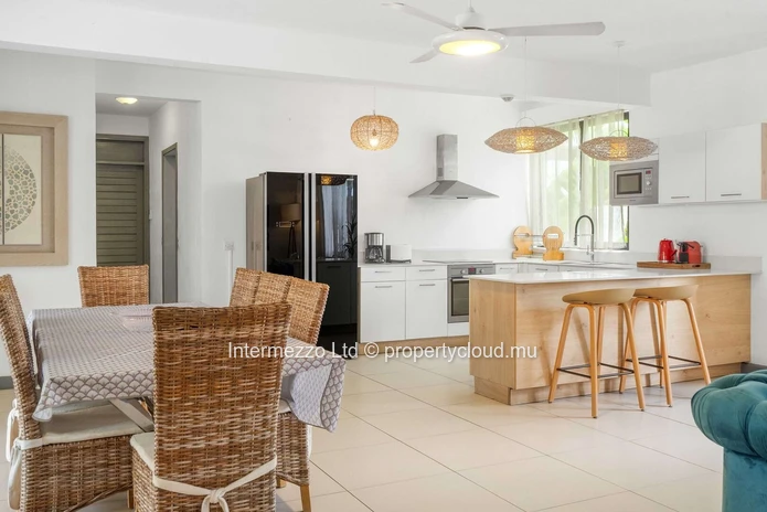 Élégante Villa avec Piscine, Jardin et Terrasse Couverte à Pereybere – Résidence Privée Sécurisée (RES)