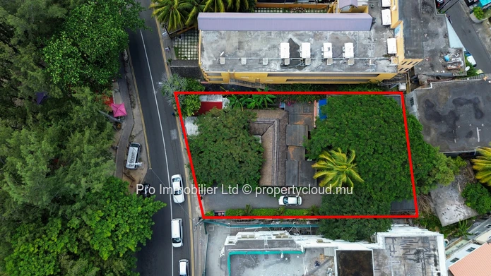 Découvrez le charme de cette charmante et authentique maison ainsi que des appartements et des emplacements commercia...