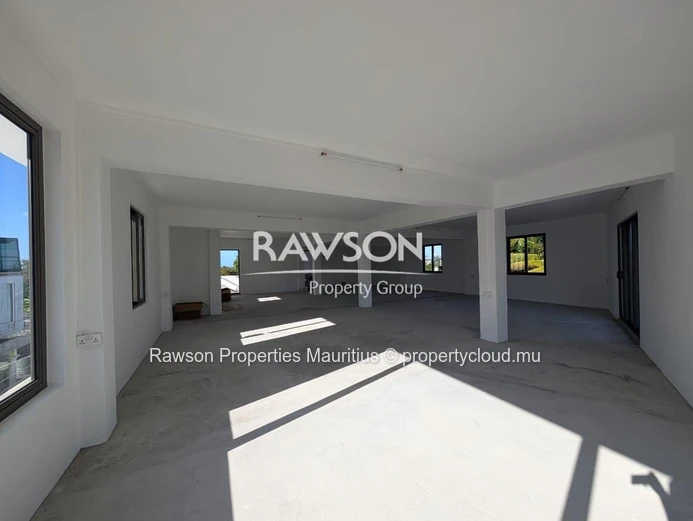Local Commercial Stratégique Au Premier Étage | 180 M² | Bâtiment Neuf | The Vale