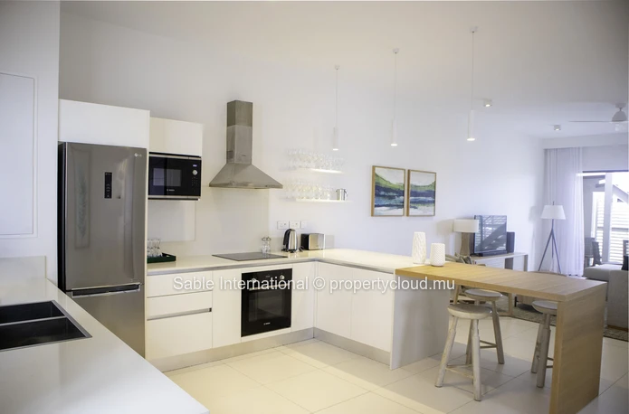 Luxurious Penthouse with Communal Pool in Péreybère, 101m² Living Space, Sea Access, Close to Amenities