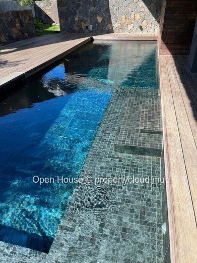 Villa pieds dans l'eau de 280 m² à vendre à Rivière Noire