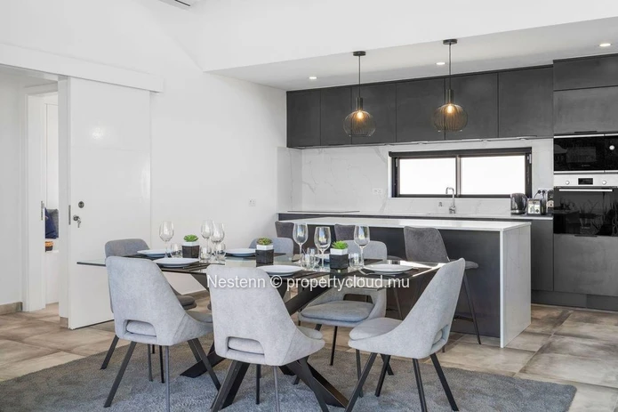 Modern single-storey villa in Mont Mascal with 3 bedrooms, private pool, and fully equipped kitchen in a secure resid...
