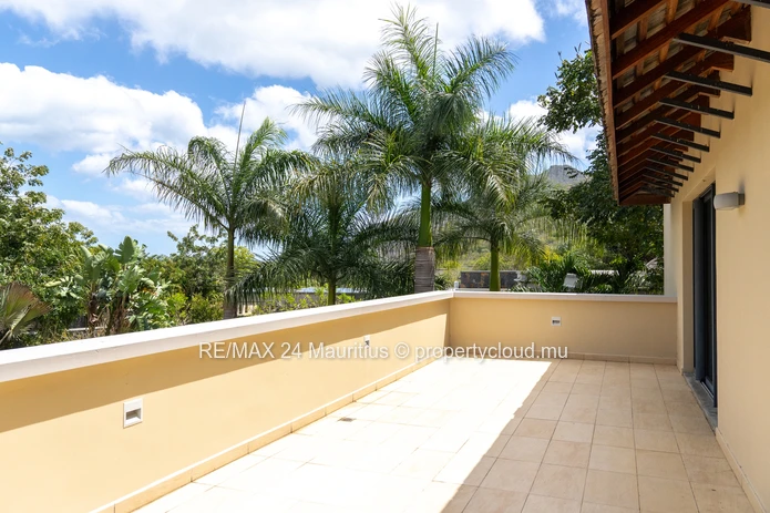 Exclusive 5-Bedroom Villa Bordering Black River National Park