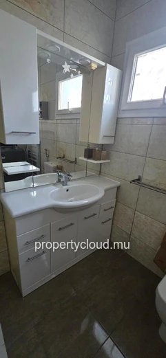 Flic en Flac – À vendre : Grande villa divisée en 2 appartements, 7 chambres, à deux pas de la plage et des commerces