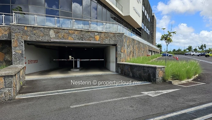 Bureau de 110 m² stratégiquement situé, proche de l'aéroport et de l'autoroute
