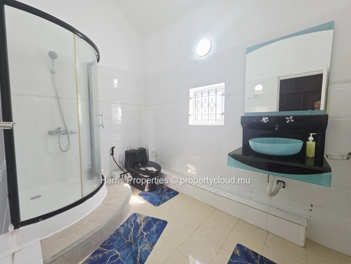 Joli triplex à louer à Grand Baie – Chemin 20 Pieds