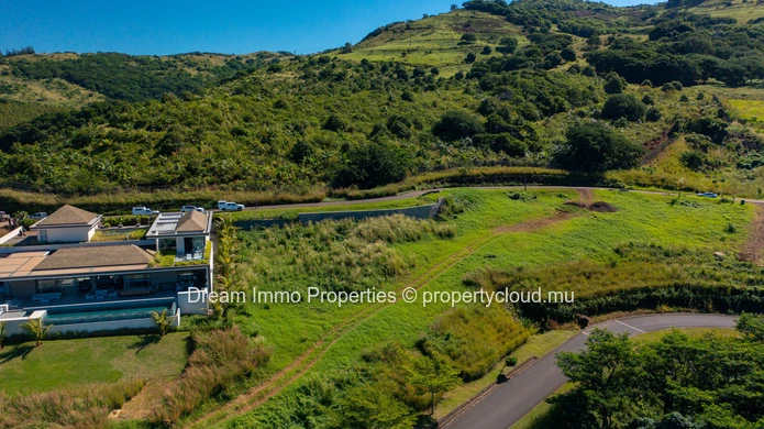 Sumptuous plot with breathtaking lagoon views in one of the most prestigious golf estates in Mauritius