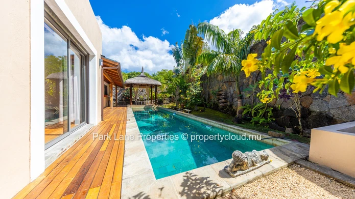 Élégante Villa de Style Balinais avec 3 Chambres, Piscine et Kiosque