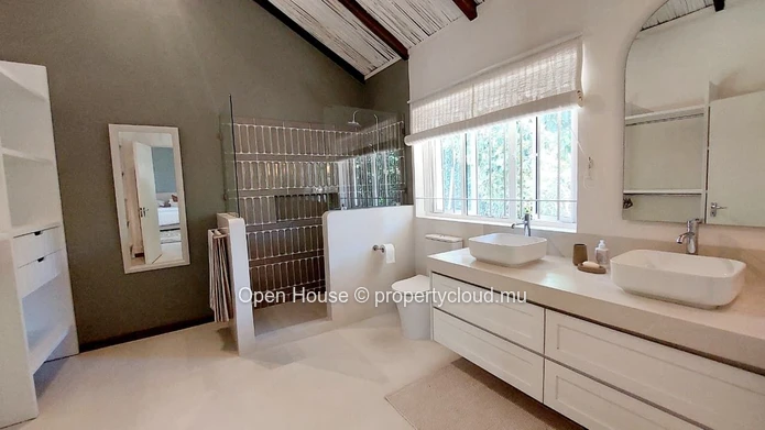 Villa meublée de 3 chambres avec piscine à louer à Calodyne