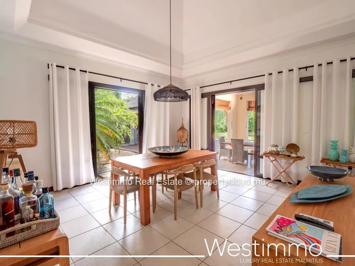 TAMARIN - Villa for sale in Tamarina on golf course with pool and garden