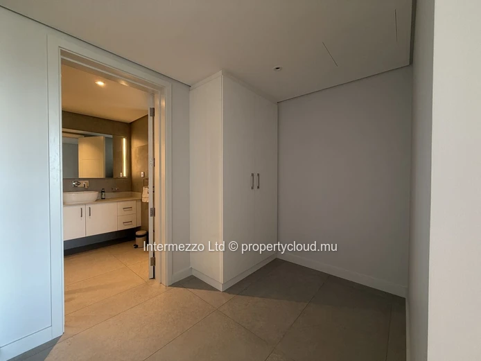 Pereybere | New 144 m² Apartment with Pool, Walk to Beach
