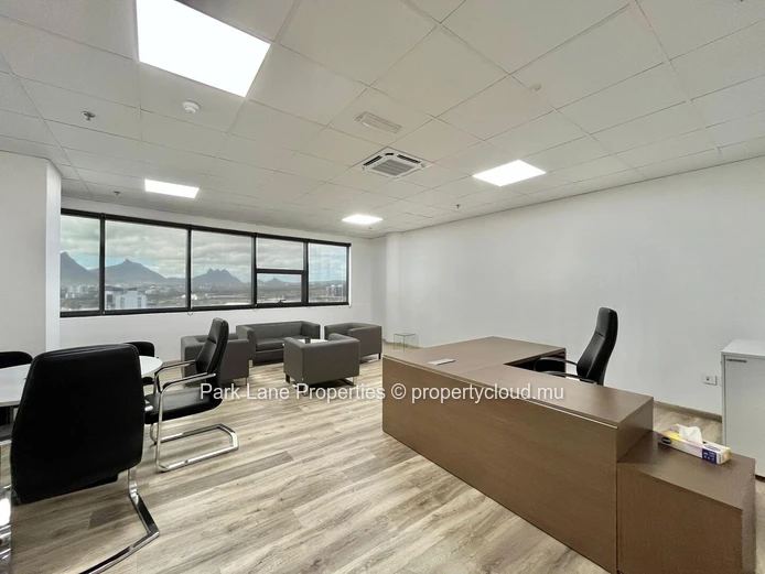 Bureau de 1 011 m² à louer à Ebène