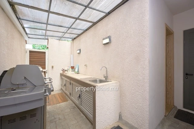 For sale: villa in a prestigious residence accessible to foreigners. Two minutes from the center of Grand Baie.