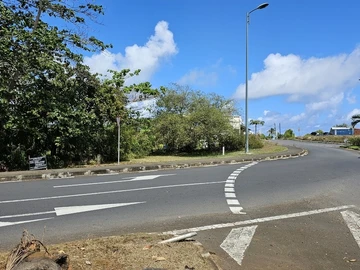 Terrain commercial de 1,368 m2 avec opportunité commerciale station d'essence 