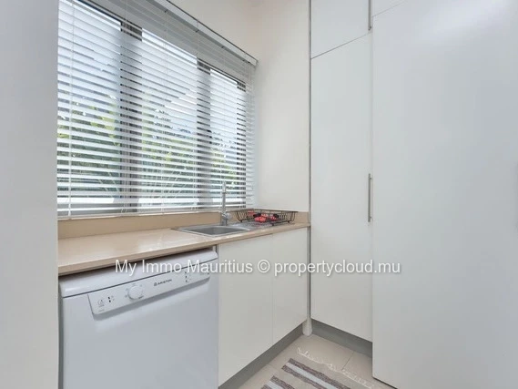 3-Bedroom Apartment with En-Suite Bathrooms, 1 Minute from the Beach