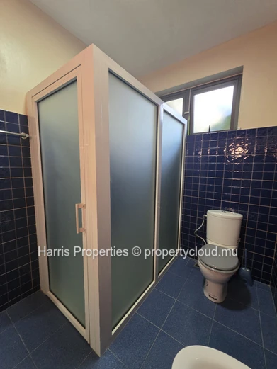 Magnifique appartement de style rustique situé au rez-de-chaussée, à louer à Pointe aux Piments
