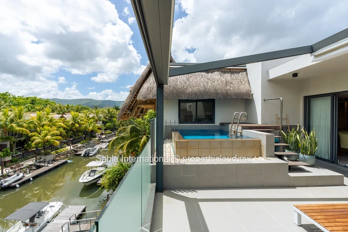 Penthouse PDS à vendre à Tamarin, Rivière Noire. Terrain de 210m², 3 chambres, piscine privée, vue rivière et montagne.