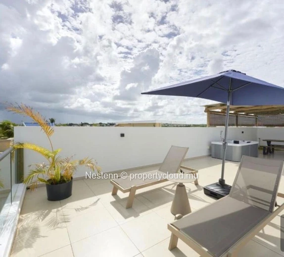 3-bed modern apartment steps from the beach