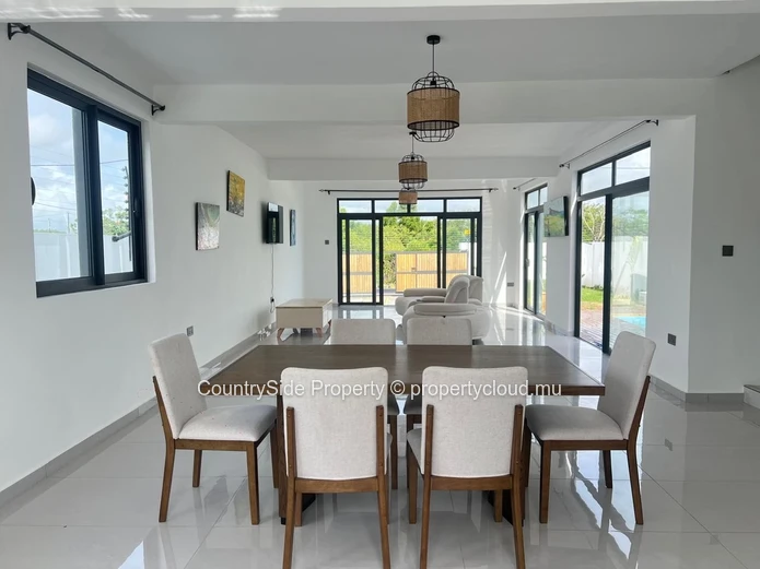 Élégante Villa Neuve et Entièrement Meublée avec Piscine à The Vale