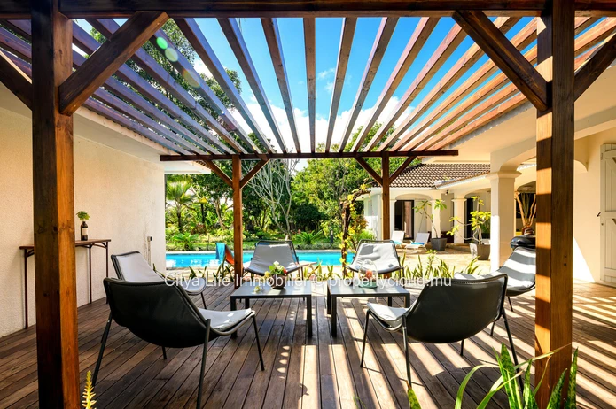 Maison meublée à louer à Calodyne, 406m² sur terrain de 2.500m², 4 chambres, piscine privée, garage, jardin, veranda....