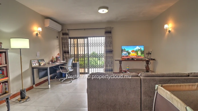 Modern single-storey villa with 6 bedrooms close to amenities.