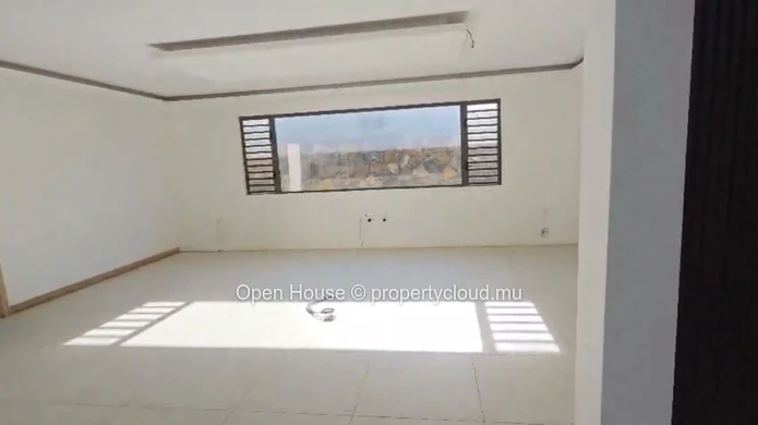 PDS villa for sale in Grand Baie - 435m² of living space - 4 bedrooms including 1 independent apartment - 855m² plot ...