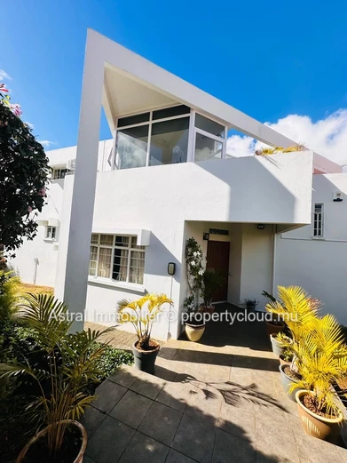 For Sale – Prestigious House in Rose-Hill at Rs