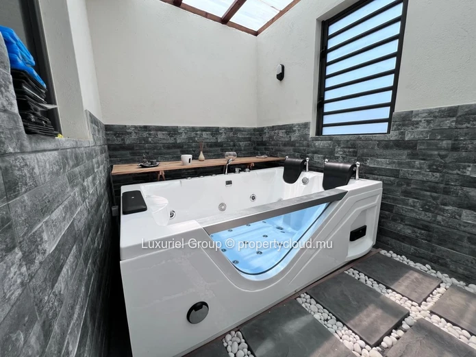 Raffinement Et Confort – Villa Moderne Avec Dépendance Et Piscine Au Sel