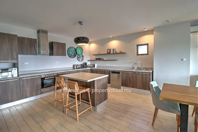 4-bed penthouse with sea view in a sought-after region. 