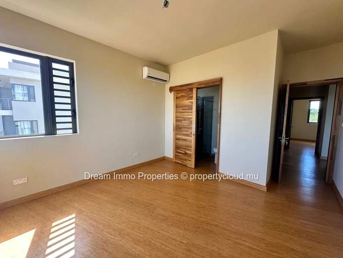Superbe penthouse de 3 chambres avec toit-terrasse privé, vue mer & montagnes à Flic en Flac - Ile Maurice