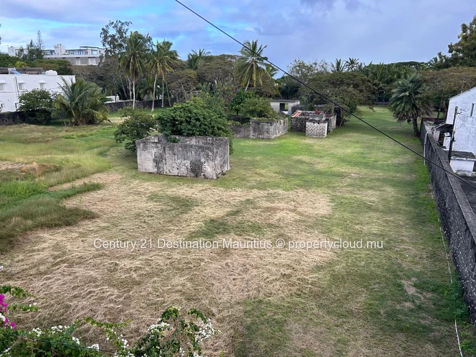 Charming 2-Bedroom Apartment Steps from Pereybere Beach 