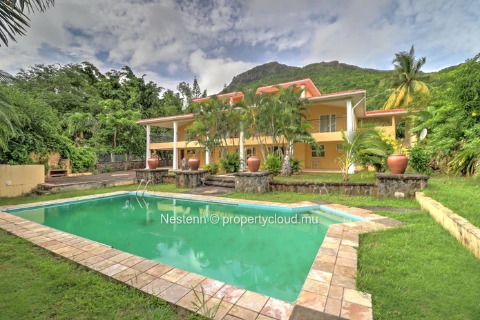 Immense villa familiale de 5 chambres dans environnement sécurisé 