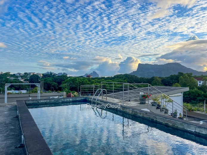 À Louer - Appartement De 2 Chambres Avec Piscine - Ebène 