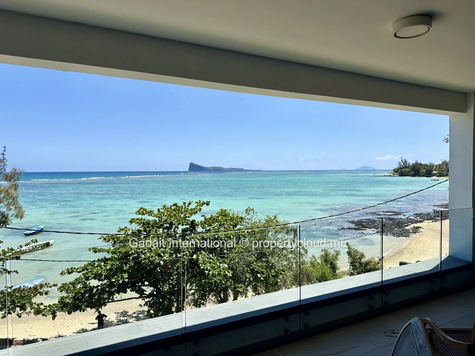 Luxury Beachfront Penthouse in Pereybere – Panoramic Ocean Views of Coin de Mire