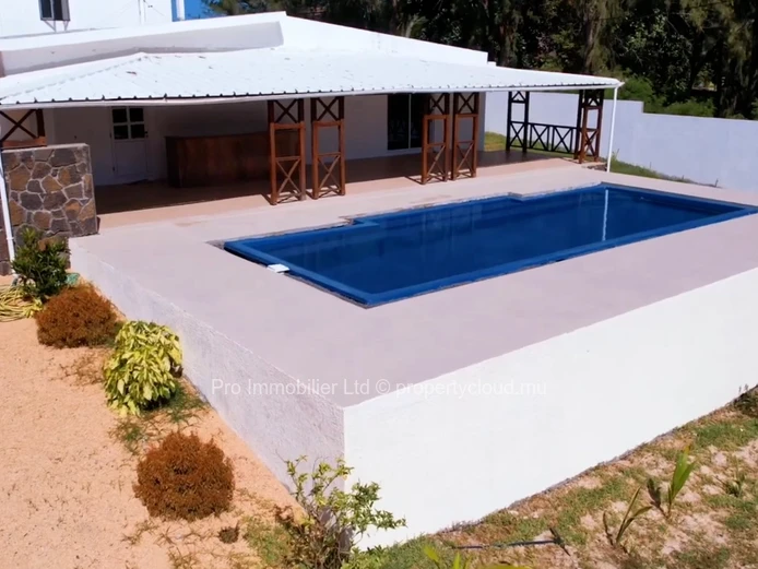 Découvrez le meilleur de la vie côtière avec cette maison située à quelques pas de la plage de Poste Lafayette. 