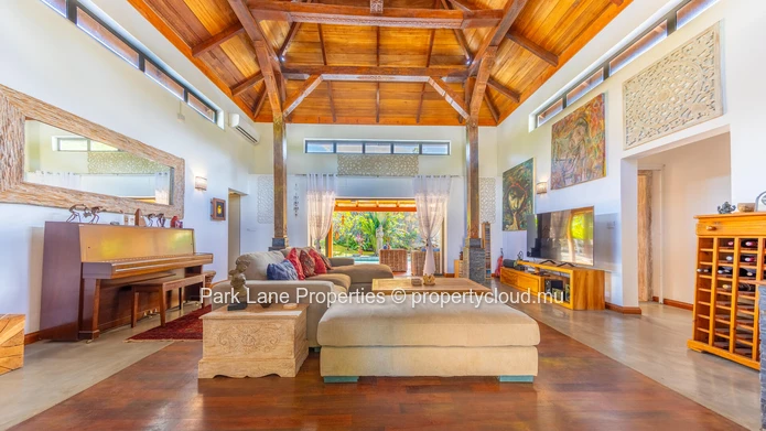 Élégante Villa de Style Balinais avec 3 Chambres, Piscine et Kiosque