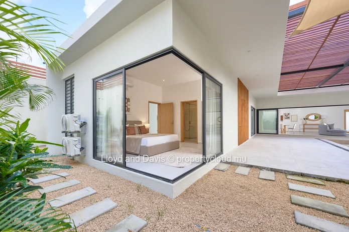 Villa avec piscine et jardin paysager