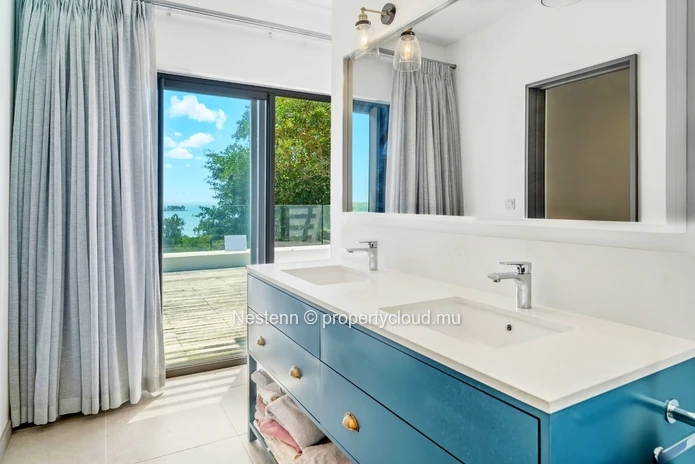 Superbe penthouse de 3 chambres en résidence sécurisée face à la mer