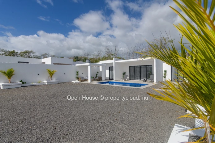 A LOUER - Villa - Grand Baie, 128m², 3 chambres, piscine privée, meublée, climatisée, à Rs 175.000