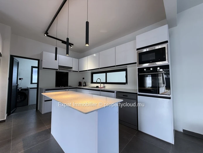 Contemporary 4-Bedroom Villa With Private Pool And 80 Sqm Rooftop – Cap Malheureux
