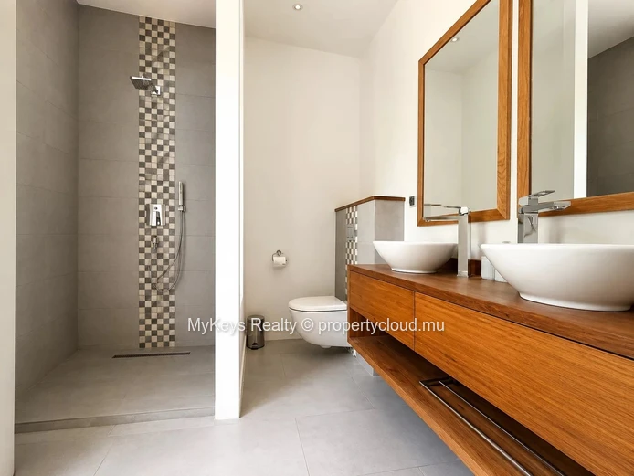Exceptional 5-Bedroom Villa for Rent - Tamarin