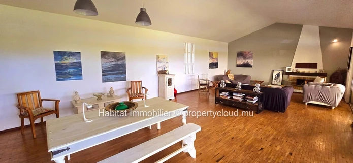 HOUSE TO RENOVATE This house of 250m2 on a plot of land of 888 toises is located in a highly residential area in Flor...