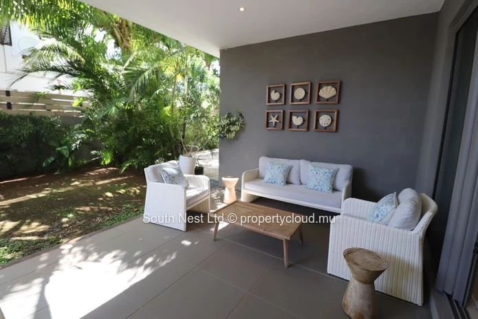 Modern 3-bed apartment with garden and private access to the beach of Pointe d'Esny.  