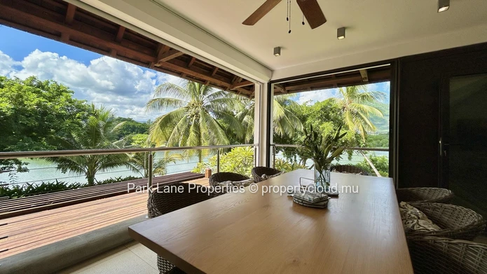 Unique 4-Bedroom Villa steps from Tamarin Beach