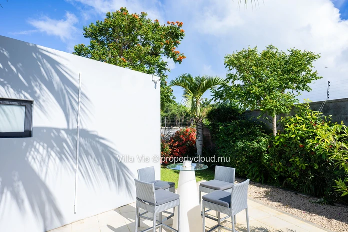 Calodyne - Elegant 4 en-suite bedroom home with swimming pool and garden