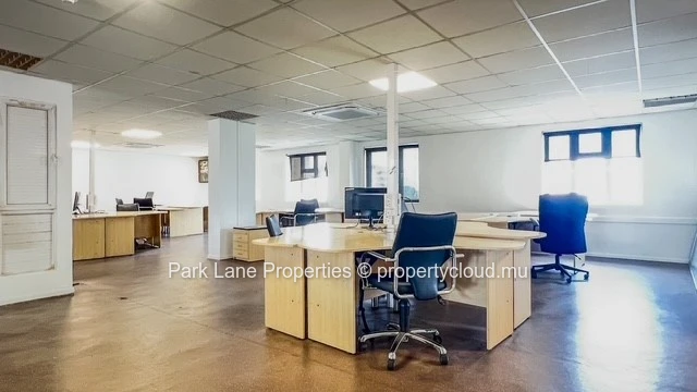 Bureau spacieux de 270 m² entièrement équipé avec parking au centre de Quatre Bornes