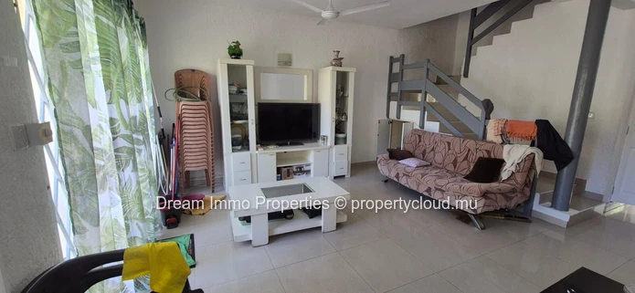 Spacieux triplex meublé de 3 chambres avec jardin privé à Flic en Flac – Ile Maurice