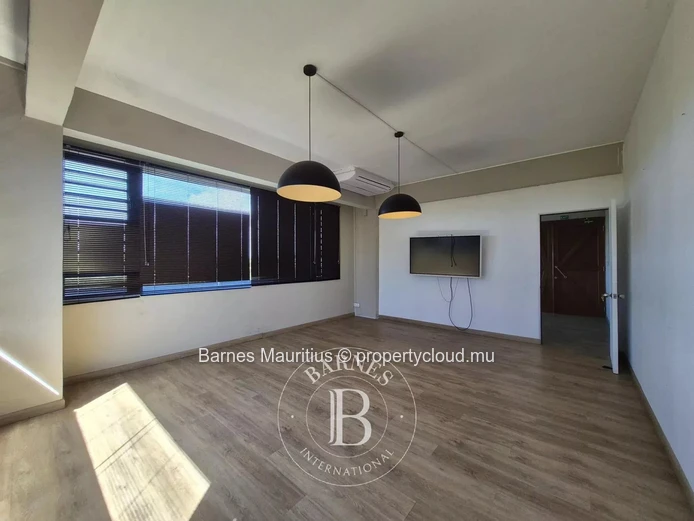 GRAND BAIE – Bright office near amenities – 70 m²