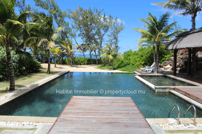 A louer - Magnifique penthouse pieds dans l'eau meublé et équipé de 150 m² situé à Belle Mare 
